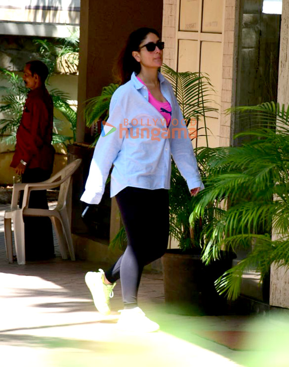 photos kareena kapoor khan snapped outside a dubbing studio in bandra 1