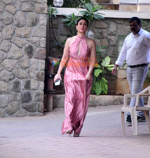 photos kareena kapoor khan snapped outside her residence in bandra 1