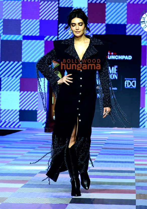 photos karishma tanna turns showstopper for lakme fashion week 2024 4