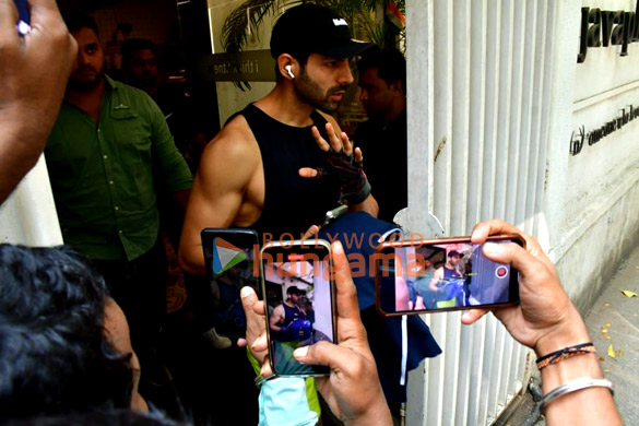 photos kartik aaryan snapped in juhu 1 27