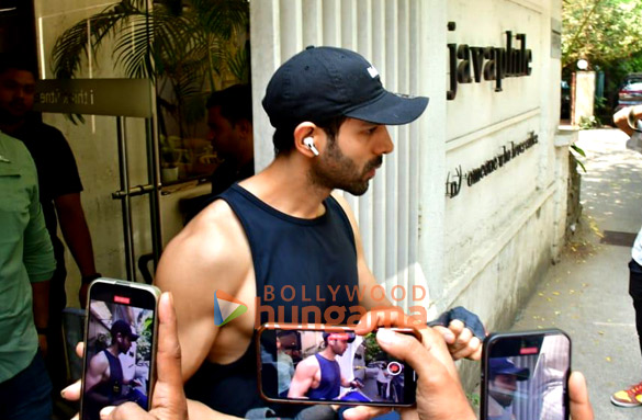 photos kartik aaryan snapped in juhu 3 27