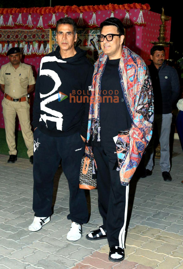 photos katrina kaif vicky kaushal ranbir kapoor alia bhatt and others snapped leaving from jamnagar airport 4