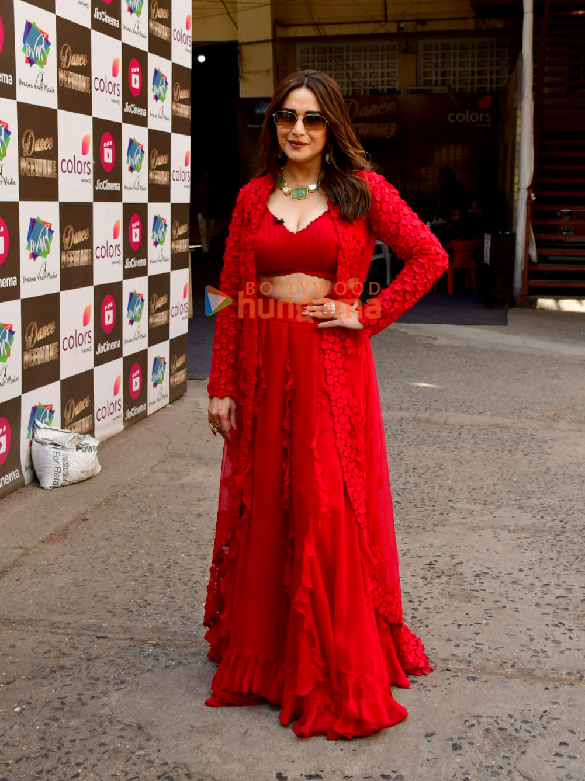 photos madhuri dixit suniel shetty and bharti singh snapped on the sets of dance deewane 4 6 4