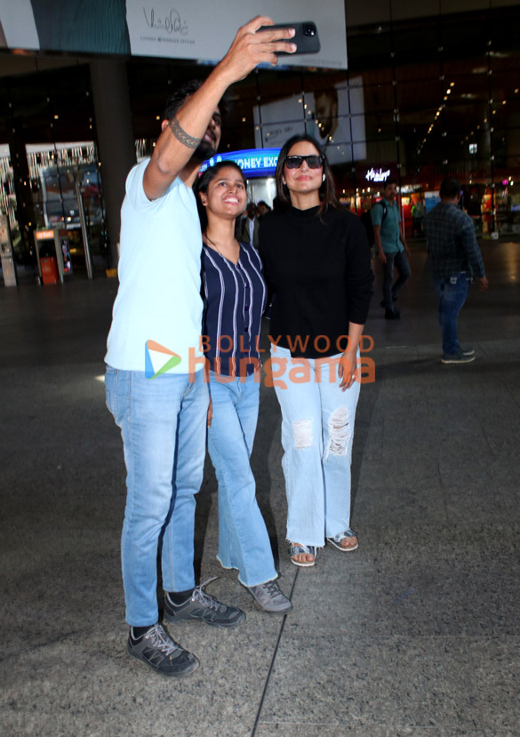 photos mannara and hina khan snapped at the airport 1