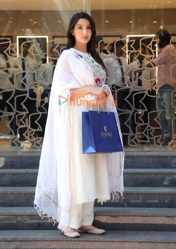 Photos: Nora Fatehi snapped outside Kalyan Jewellers store in Mumbai Photos: Nora Fatehi snapped outside Kalyan Jewellers store in Mumbai