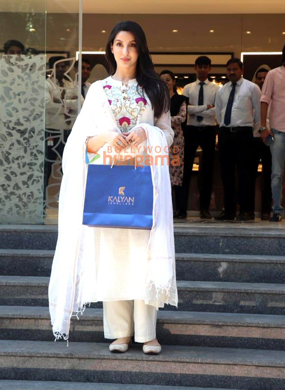 photos nora fatehi snapped outside kalyan jewellers store in mumbai 3