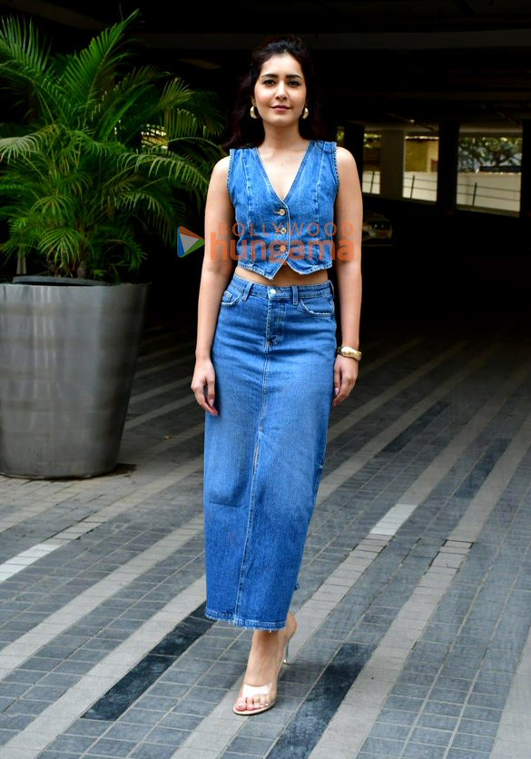 photos raashii khanna snapped in andheri 2