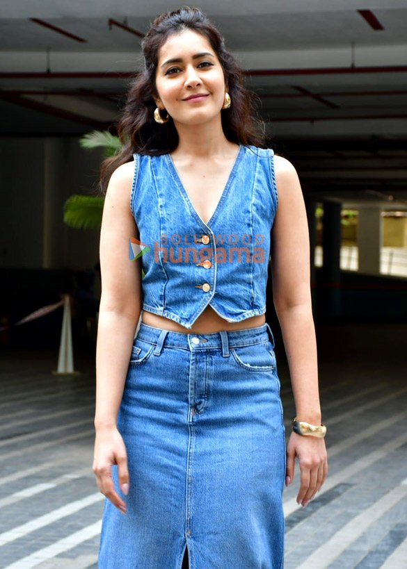 photos raashii khanna snapped in andheri 3
