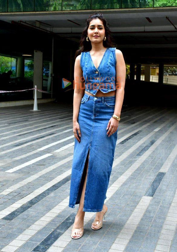photos raashii khanna snapped in andheri 4