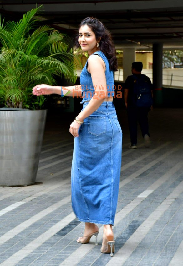 photos raashii khanna snapped in andheri 6