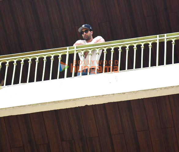 photos ranbir kapoor and alia bhatt snapped at their residence in pali hill 5