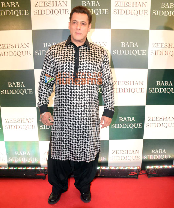 photos salman khan iulia vantur siddhant chaturvedi and others snapped at baba siddiques iftar party 15