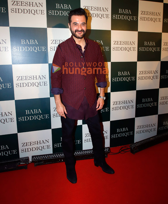photos salman khan iulia vantur siddhant chaturvedi and others snapped at baba siddiques iftar party 5