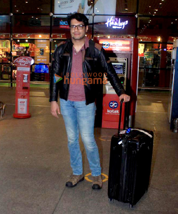 photos sara ali khan and junaid khan snapped at the airport 3