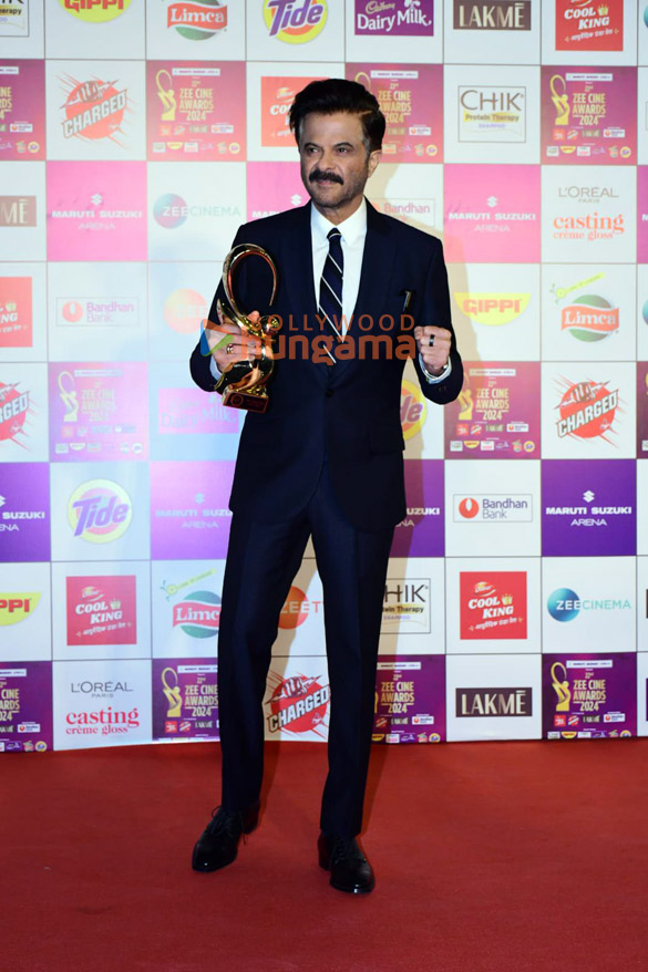 photos shah rukh khan bobby deol sanjana sanghi and others snapped at zee cine awards 2024 5 3