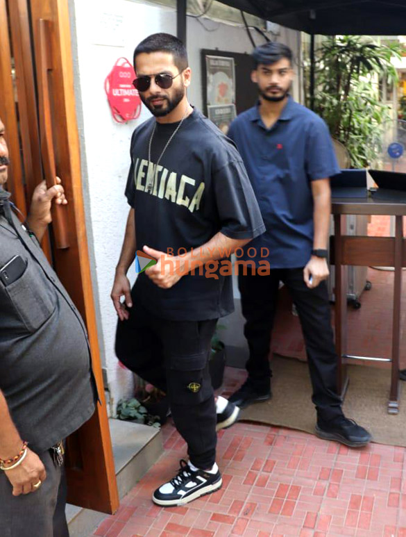 Photos: Shahid Kapoor and Mira Rajput Kapoor snapped in Bandra Photos: Shahid Kapoor and Mira Rajput Kapoor snapped in Bandra