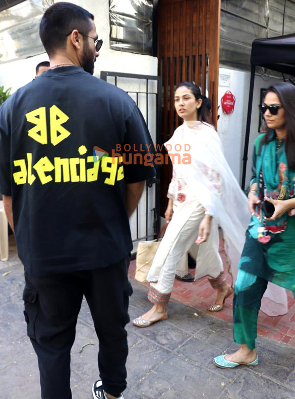 photos shahid kapoor and mira rajput kapoor snapped in bandra 6