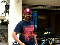 Photos: Sharad Kelkar snapped in Santacruz