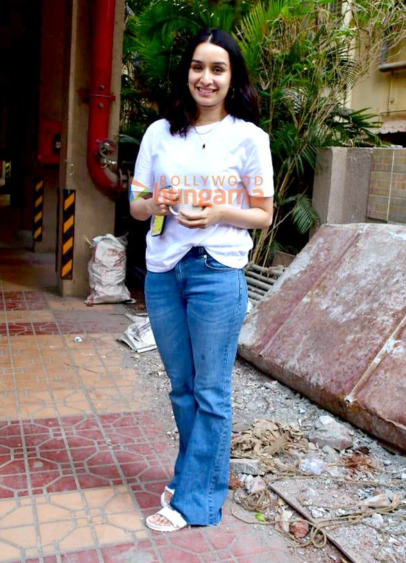 photos shraddha kapoor snapped in juhu 5 3