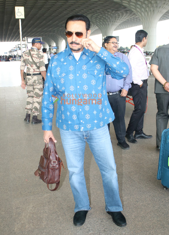 photos sidharth malhotra and gulshan grover snapped at the airport 2