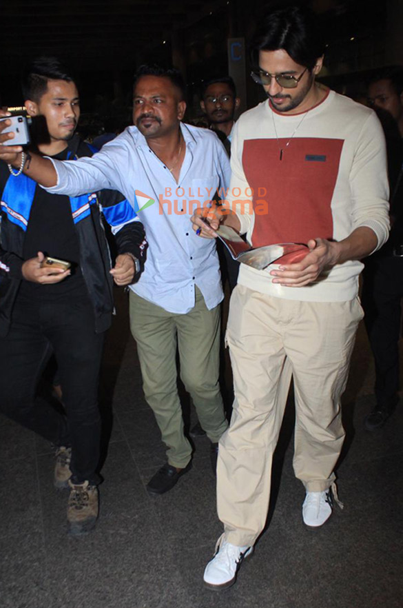 photos sidharth malhotra snapped at the airport 1 4