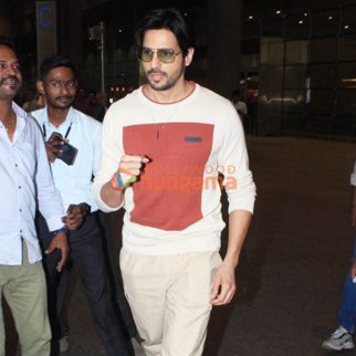 Photos: Sidharth Malhotra snapped at the airport