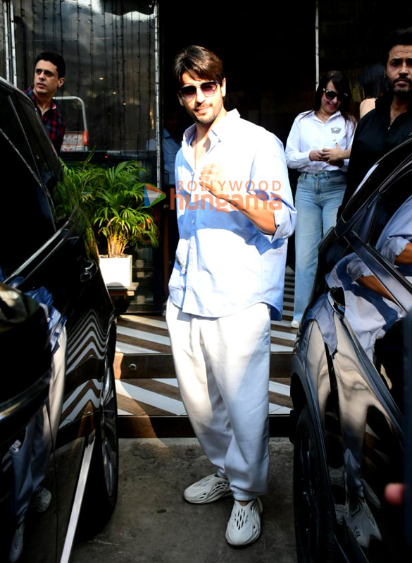 photos sidharth malhotra snapped outside a cafe 4
