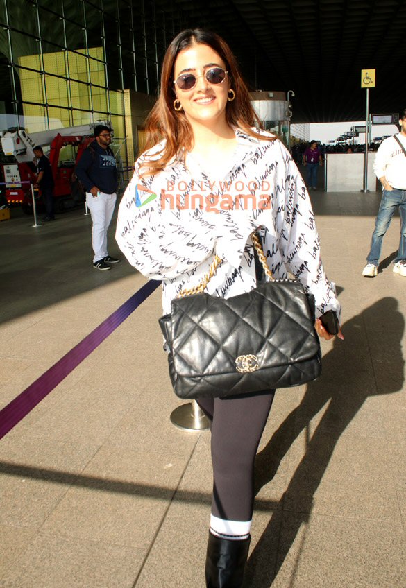 photos sophie choudry nupur sanon isha koppikar and others snapped at the airport 7