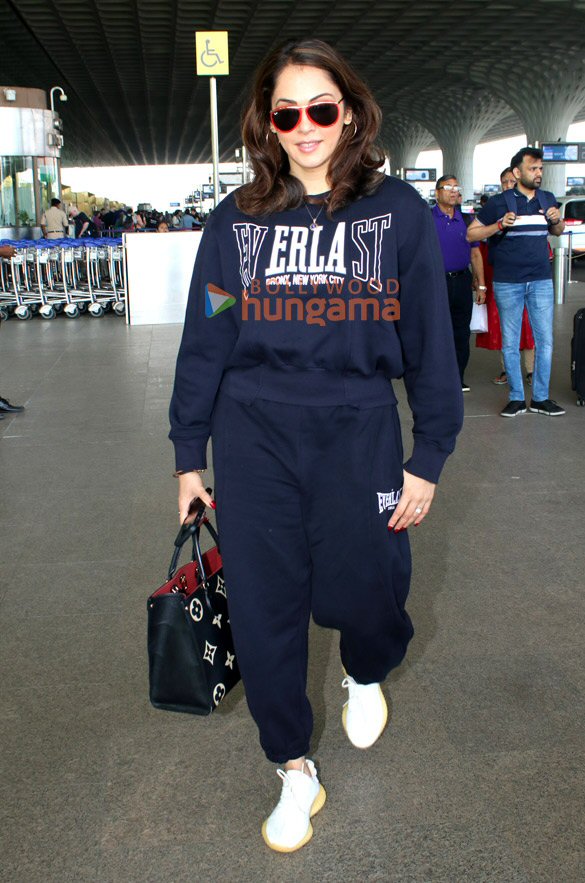 photos sophie choudry nupur sanon isha koppikar and others snapped at the airport 8
