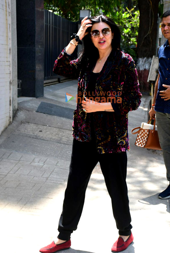Photos: Sushmita Sen spotted in Khar Photos: Sushmita Sen spotted in Khar