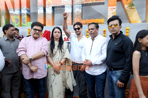 photos tiger shroff anand pandit rouble nagi and others unveiled the andheriw sculpture 1