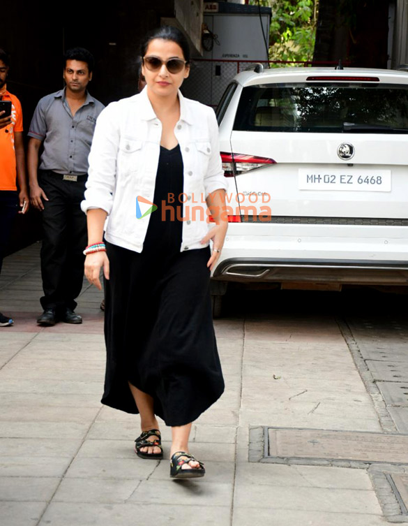 photos vidya balan snapped outside a clinic in bandra 3