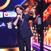 Shah Rukh Khan dedicates his Zee Cine Award to his wife and children; says, “They pushed me out of the house so that I can come here and act”