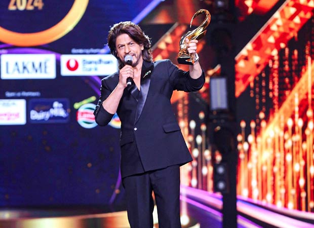 Shah Rukh Khan dedicates his Zee Cine Award to his wife and children; says, “They pushed me out of the house so that I can come here and act” : Bollywood News