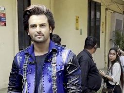Shoaib Ibrahim shines in blue as he poses for paps on set