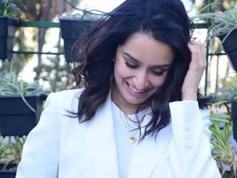 Shraddha Kapoor celebrates 37th birthday with paps, vada pav and jalebi! Shraddha Kapoor celebrates 37th birthday with paps, vada pav and jalebi!