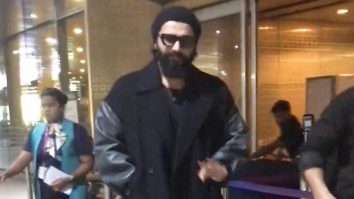 Arjun Kapoor waves at paps as he gets clicked at the airport in his beanie