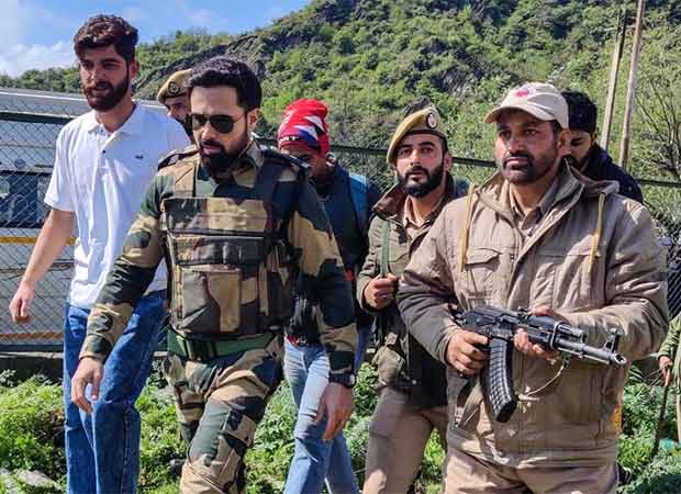 Emraan Hashmi dons Army uniform for Ground Zero; gets mobbed by fans during the shoot at Baramulla in Kashmir, see videos