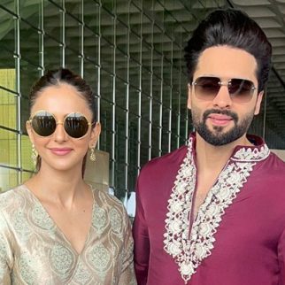 Cutest couple! Rakul Preet Singh & Jackky Bhagnani pose with fans at the airport