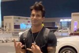 All black is the look for today! Karan Singh Grover at the airport