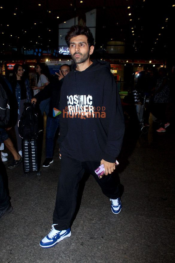 Photos: Kartik Aaryan, Urvashi Rautela and Prachi Desai snapped at the airport Photos: Kartik Aaryan, Urvashi Rautela and Prachi Desai snapped at the airport