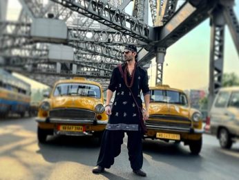 Kartik Aaryan shares photo from the sets of Bhool Bhulaiyaa 3; poses as Rooh Baba in the middle of Kolkata streets Kartik Aaryan shares photo from the sets of Bhool Bhulaiyaa 3; poses as Rooh Baba in the middle of Kolkata streets