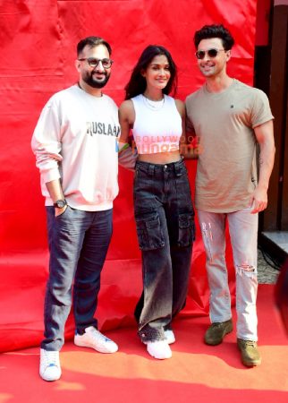 Photos: Aayush Sharma and Sushrii Mishraa unveil the letter ‘N’ from the title of their film Ruslaan at Gaiety Galaxy cinemas in Bandra