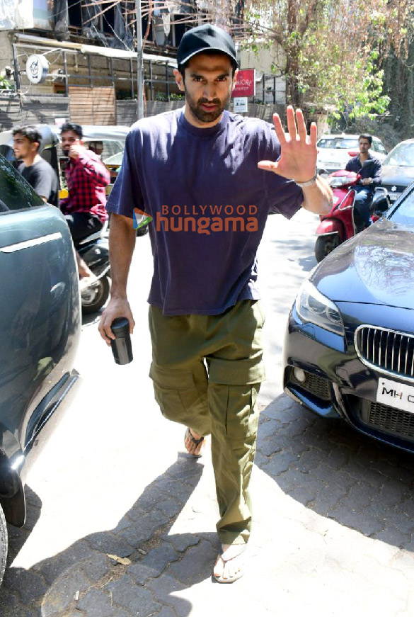photos aditya roy kapur snapped at hakim aalims salon in bandra 4