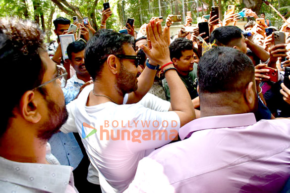 photos ajay devgn snapped celebrating his birthday with his fans outside his residence 4