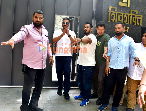 photos ajay devgn snapped celebrating his birthday with his fans outside his residence 5