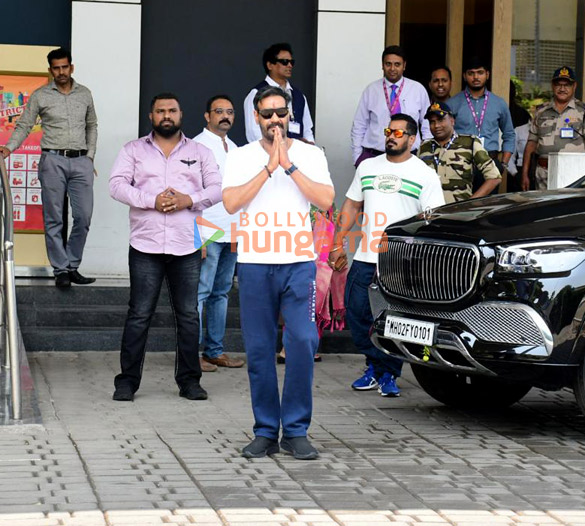 photos ajay devgn snapped with son yug at kalina airport 1