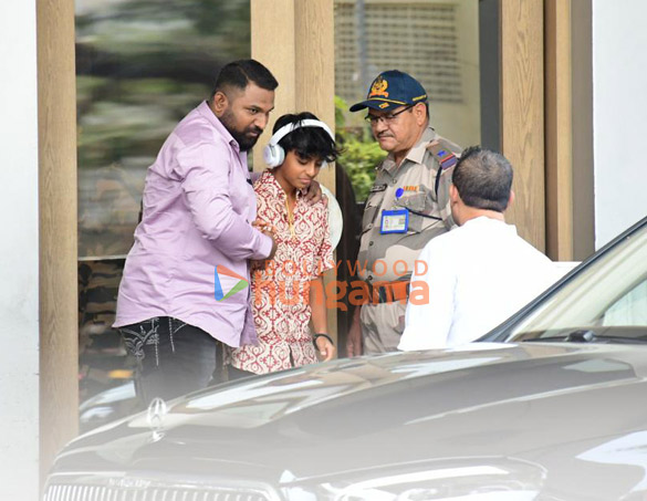 photos ajay devgn snapped with son yug at kalina airport 5
