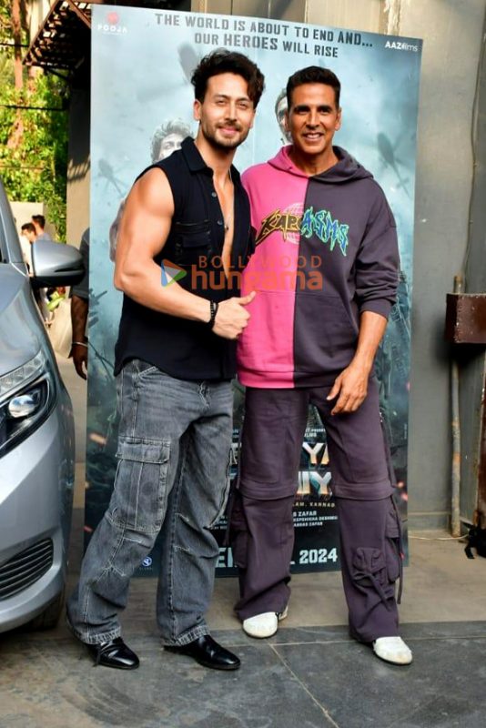 Photos Akshay Kumar And Tiger Shroff Snapped Promoting Their Film Bade Miyan Chote Miyan 3111