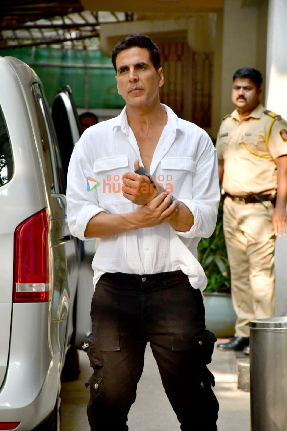 Photos: Akshay Kumar snapped in Juhu Photos: Akshay Kumar snapped in Juhu